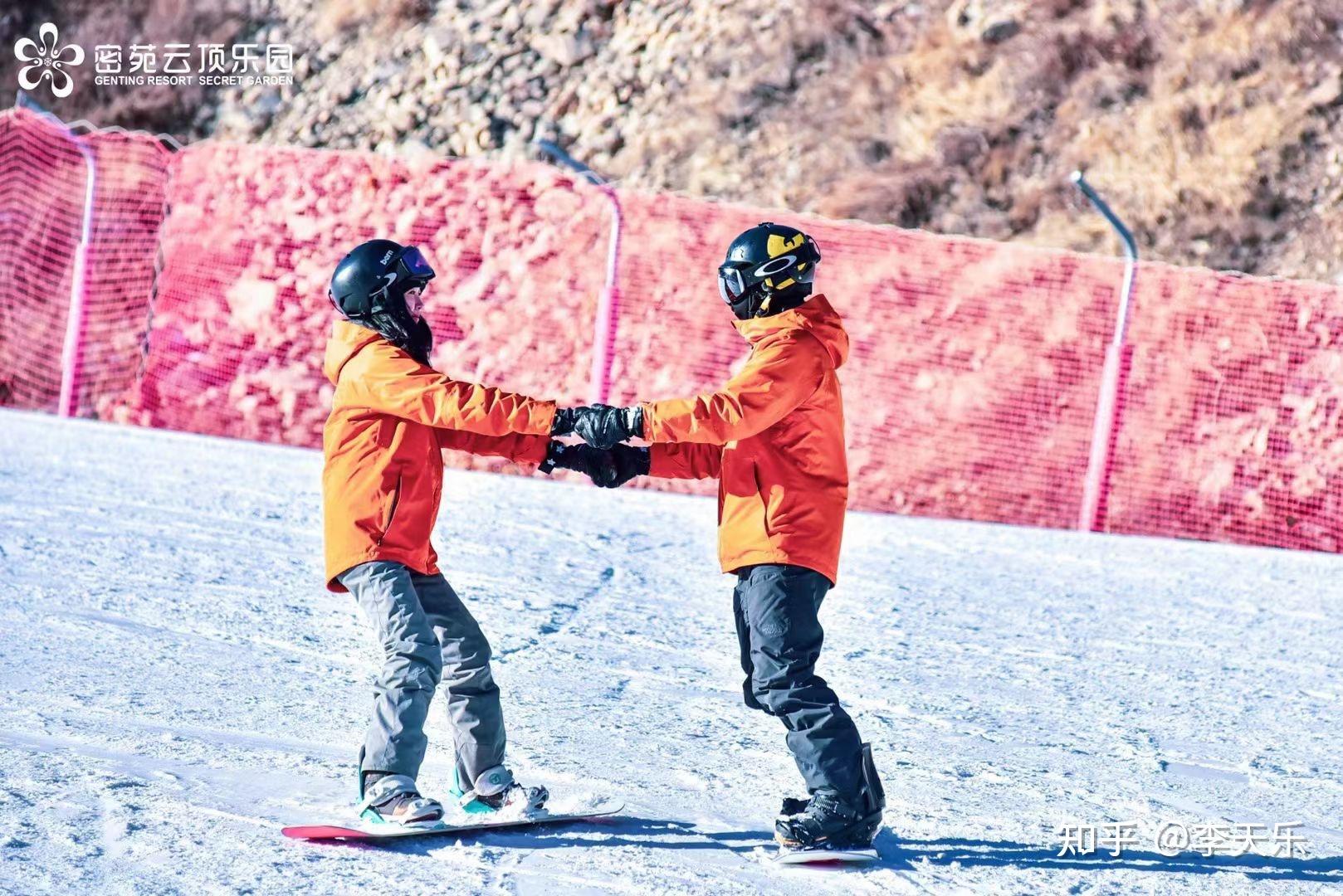 落叶飘滑雪双人图片