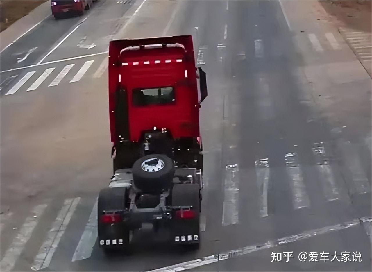 疯狂的渣土车！被查处后又现北京街头，无视禁行还频发事故_京报网
