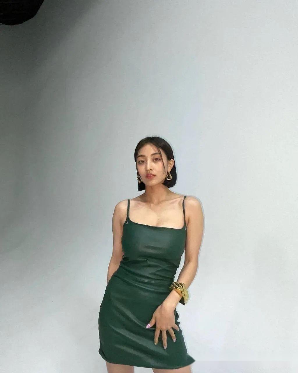 twice朴志效晒性感私照:太大了,衣服都装不下了!