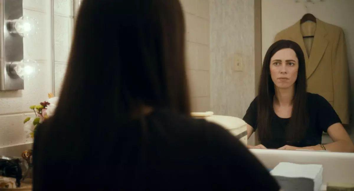 美国wxlt电视台直播间内,女主播christine chubbuck因长期孤独和痛苦