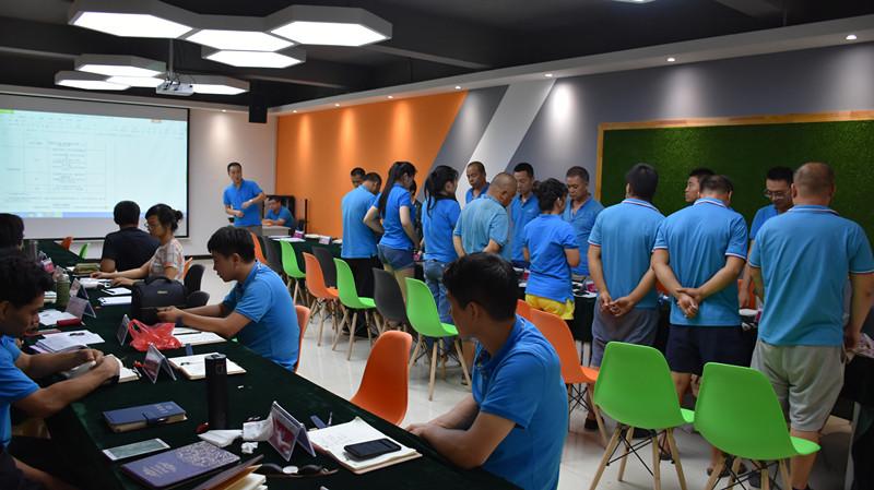 出彩科技组织讲师团队对东方尚品进行企业文化培训