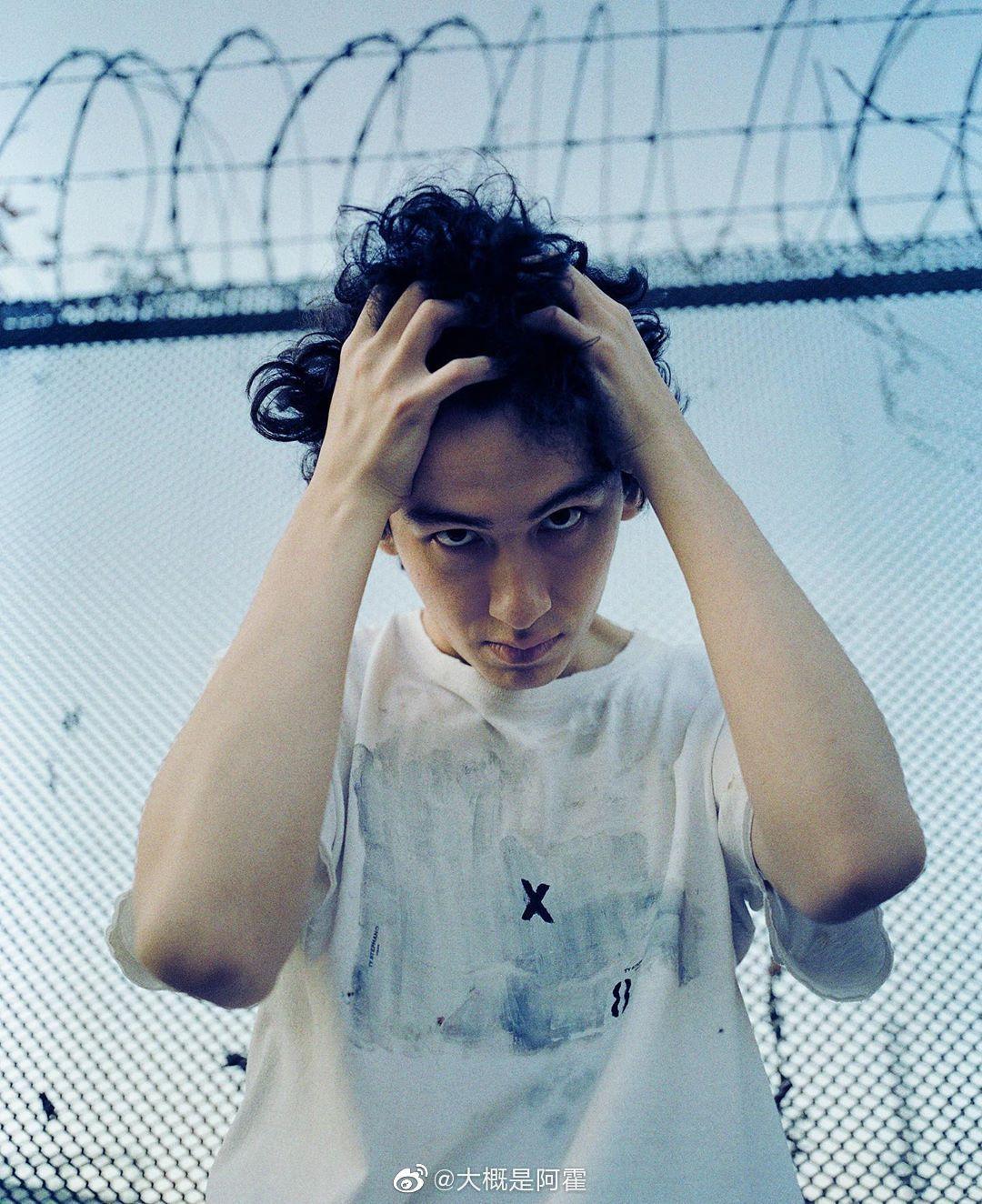 有没有歌手suburban的照片