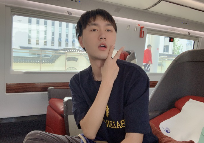 事情是这样的,"小小酷"直播去往一家车行取车,到达