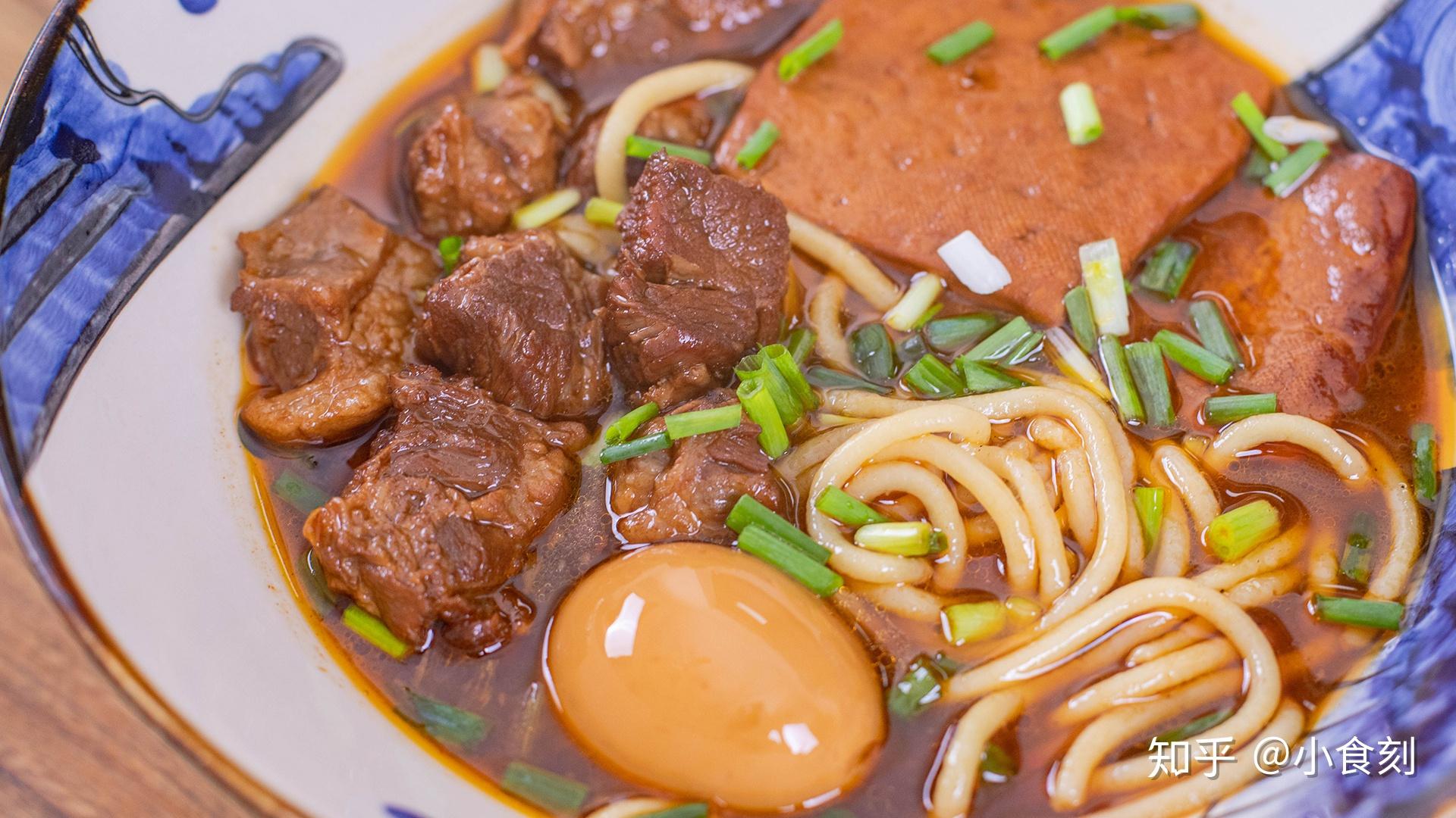 放入少量的盐,大火煮开后用面条机压入面条-17-▲牛腩炖好后夹