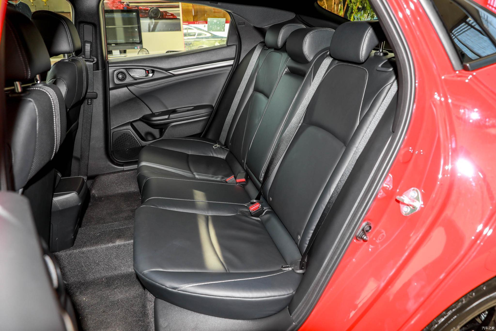 思域hatchback的车内空间表现还算不错,身高177cm的体验者坐在前排