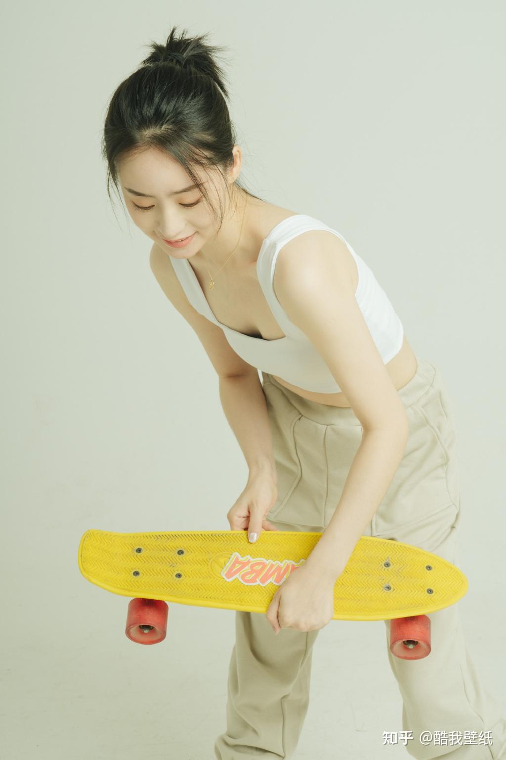 90后演员依灵戏外清新灵动戏内反差演绎高冷女警花