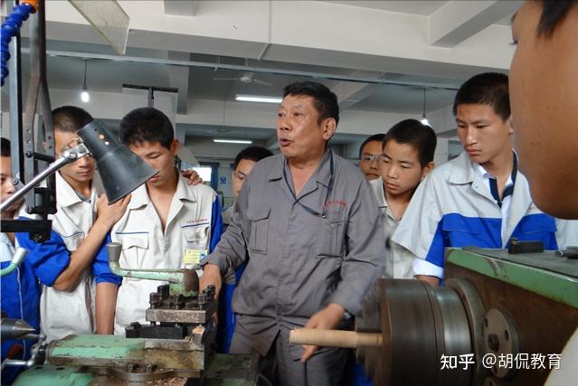 哪个技校老师如此豪横拿奔驰豪车给学生练手结局让人哭笑不得