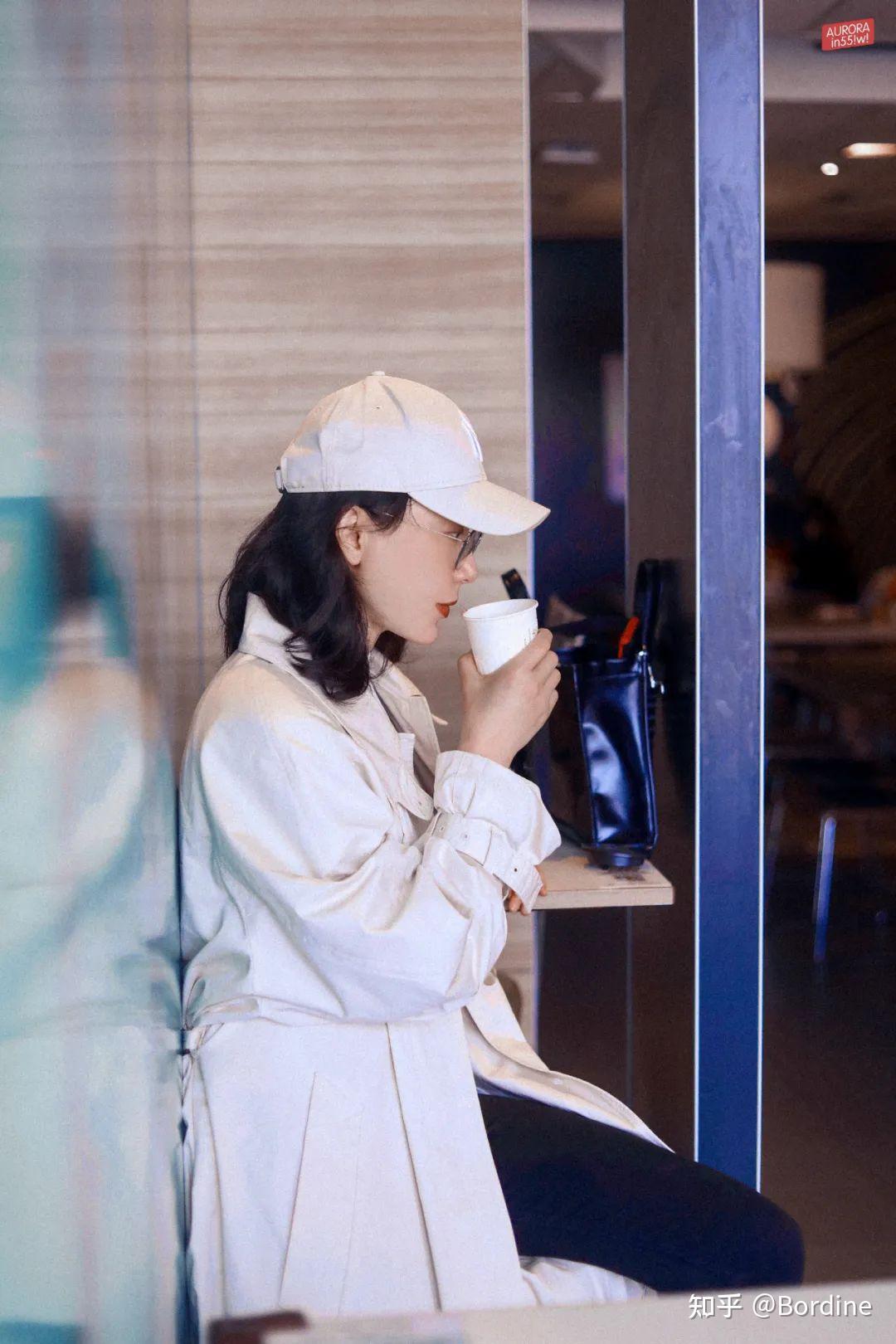 陈数用白色搭配出高级感,棒球帽作为搭配,更有日常的时髦