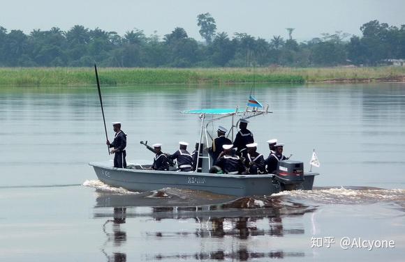 中非海军还是有几条船的,7艘巡逻艇:考虑到机枪的数量,我认为乌干达稳