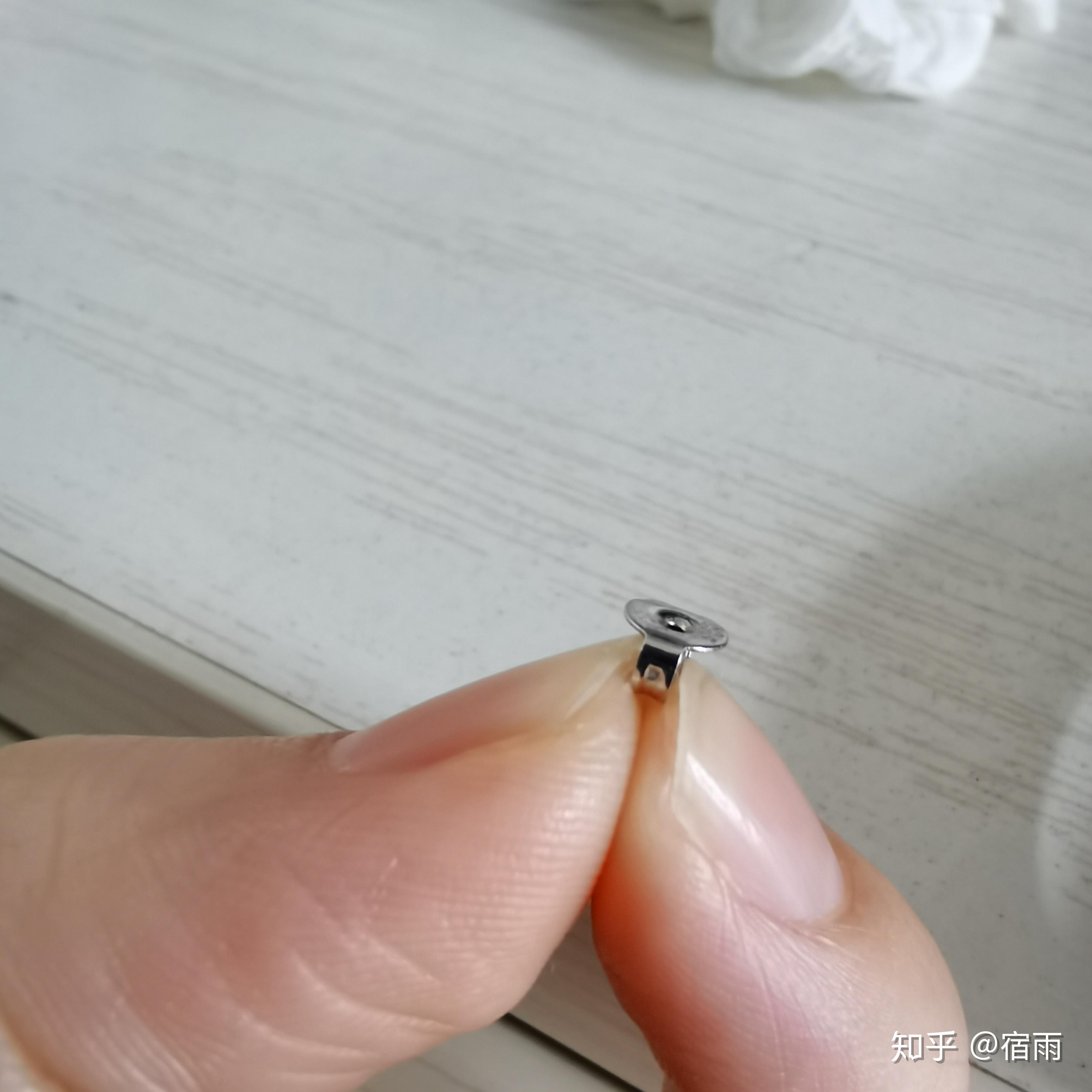 蝴蝶扣耳钉怎么取