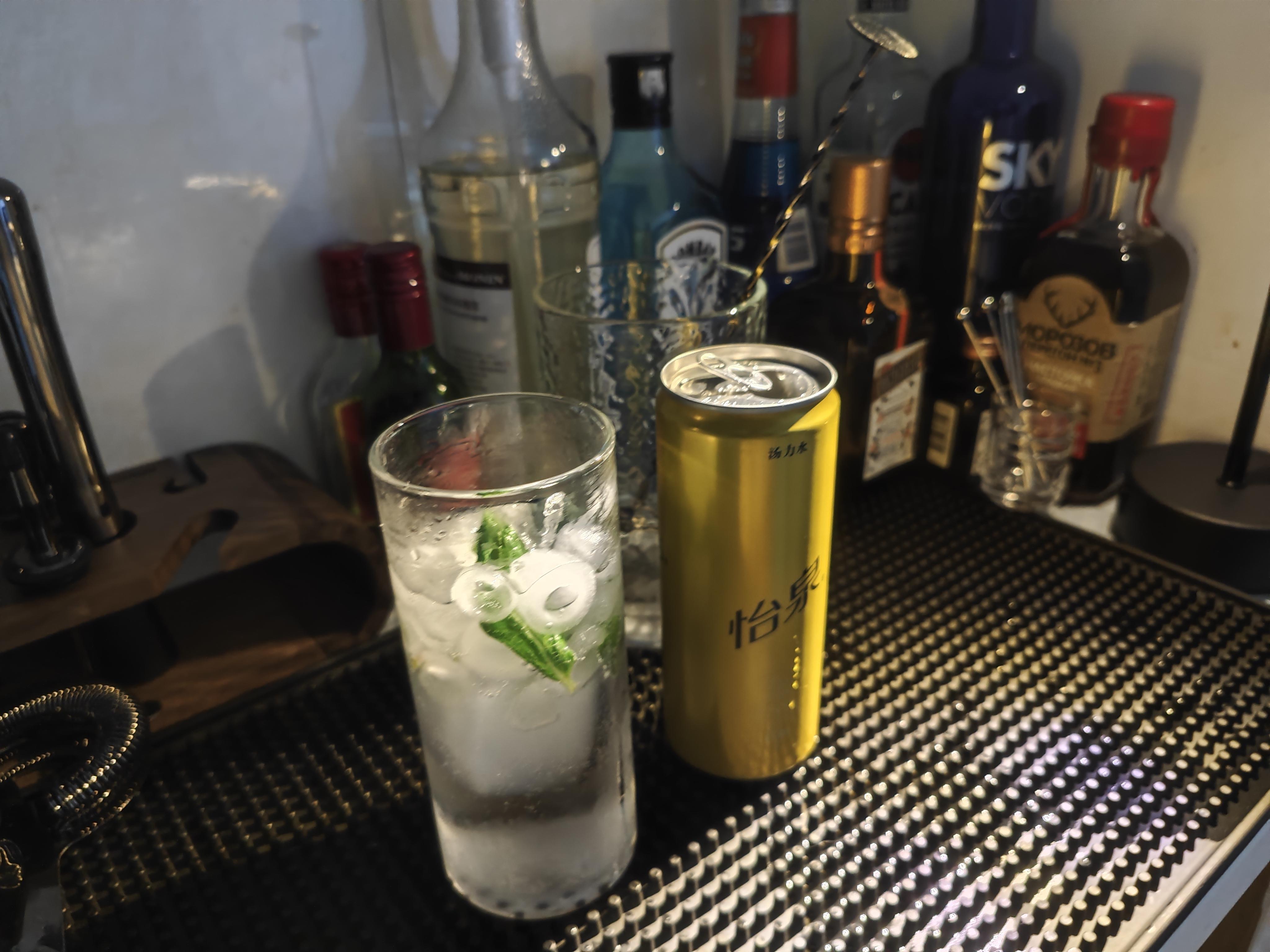 如何调制一杯简单的鸡尾酒呢?