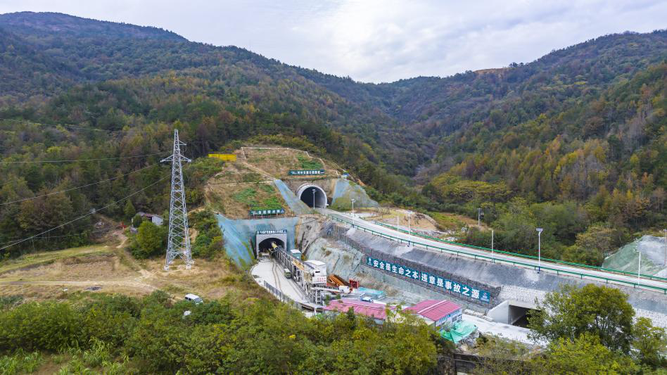安徽桐城抽水蓄能电站自流排水洞出口目前,国网新源集团以电站群