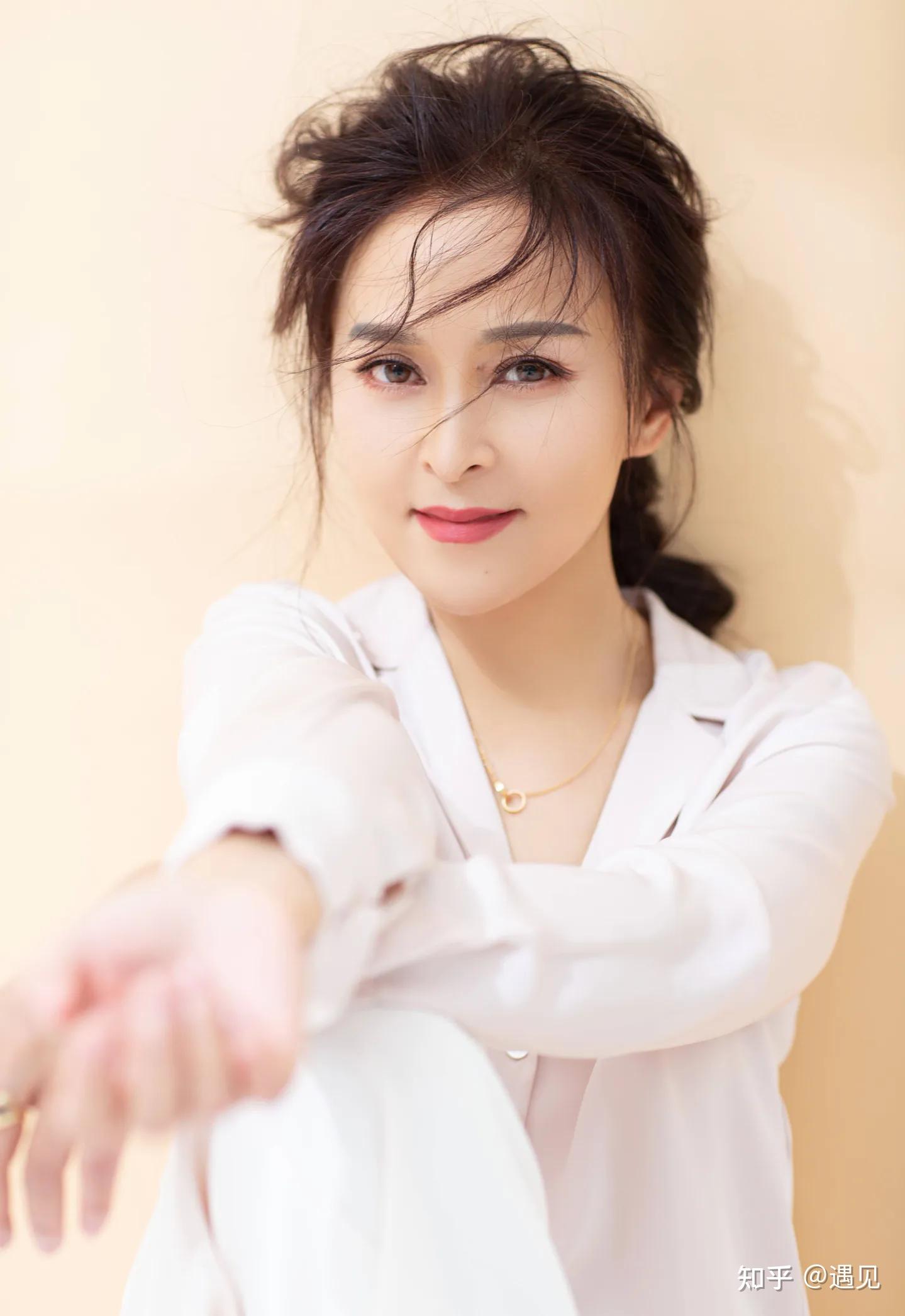 何音:跟黄志忠十三年生一子,离婚后嫁小9岁老公,仍幸福美满 - 知乎