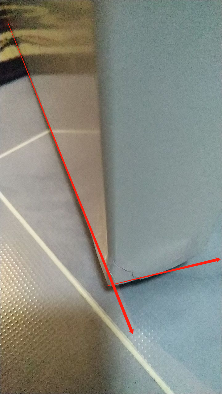 我家的白色烤漆门用了一年最近忽然发现门角鼓起开裂,是什么原因?