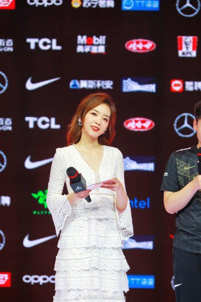 lpl主持人余霜身着深v白裙主持比赛遭粉丝吐槽仙气飘飘霜霜子