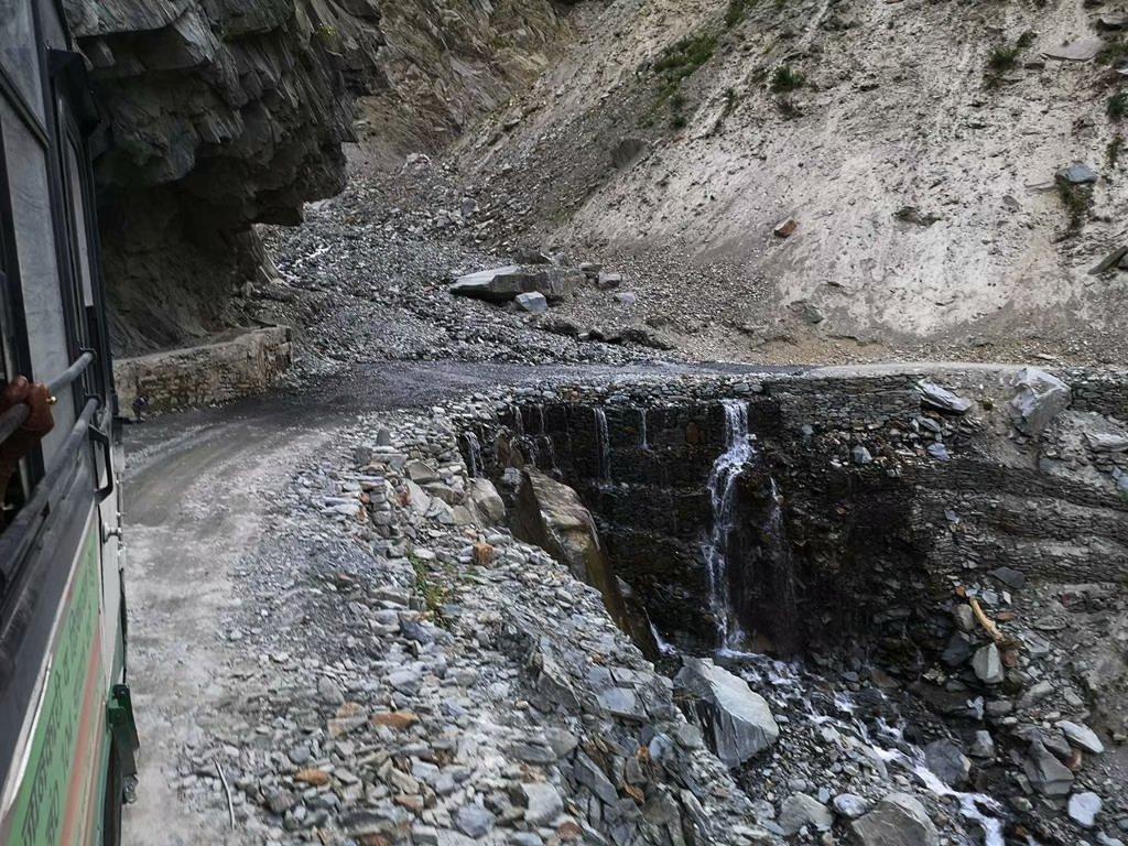 在这趟路途中,我逐渐明白上午为什么会被班车丢下了——这班车走的不