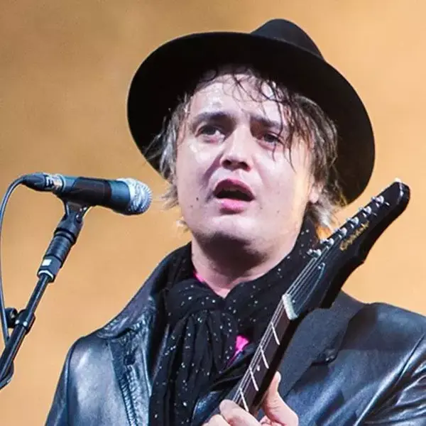 还不是看到carl barat帅罢了,呵呵~ 而且呢,或许在这帮人看来,追