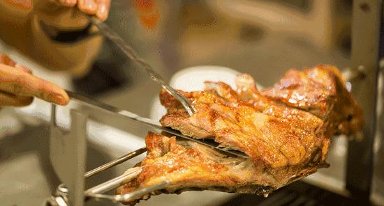 吃货 快看 正宗烤全羊就该这么吃 行业新闻 老狼烤羊 武汉湖北烤羊腿 烤羊排加盟 烧烤项目加盟