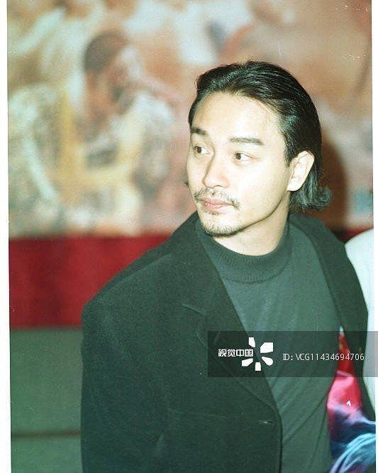 你们觉得有胡子的张国荣好看还是没胡子的