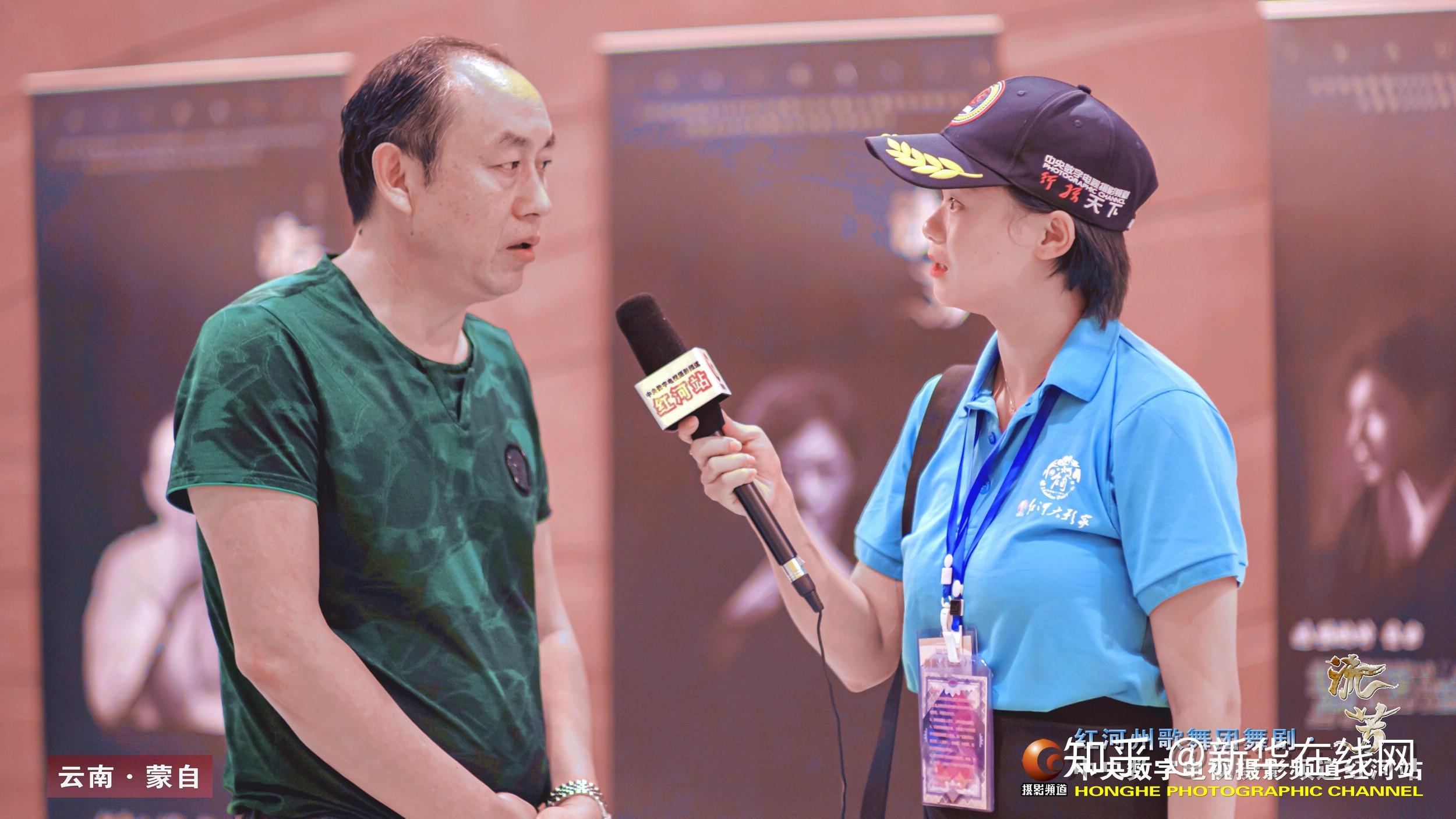 歌舞团团长周楚栋,右为中央数字电视摄影频道红河站采访主持人周武燕