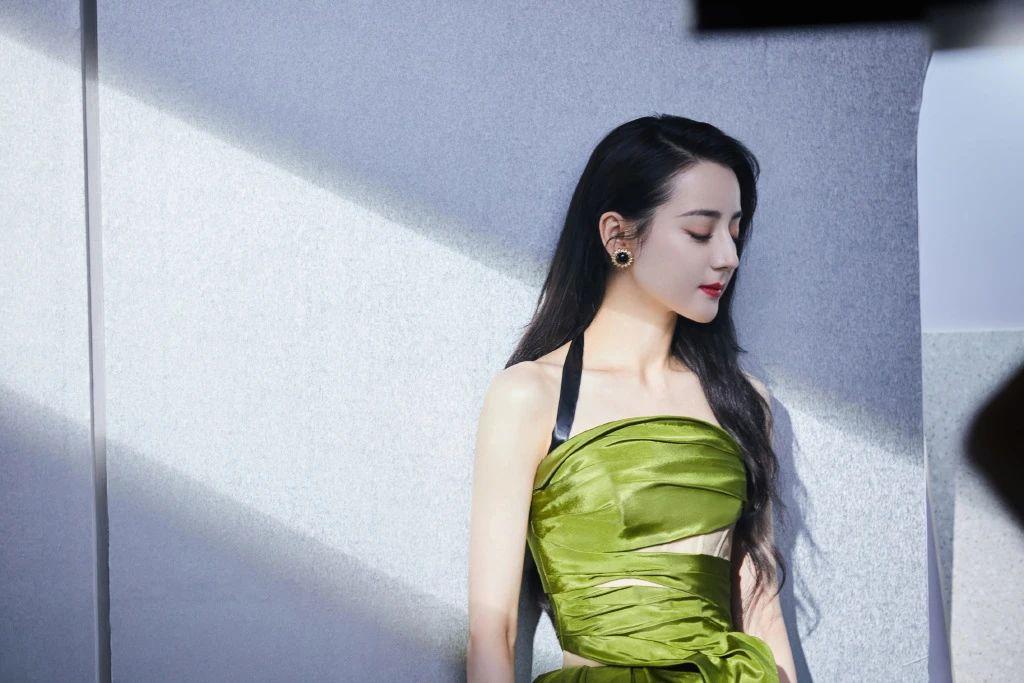 迪丽热巴壁纸身着绿色长裙漫步朦胧的光影让画面质感高级