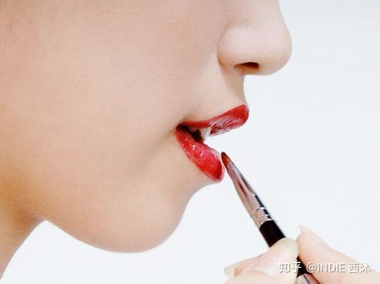 怎样涂口红显得更有气色自然又好看