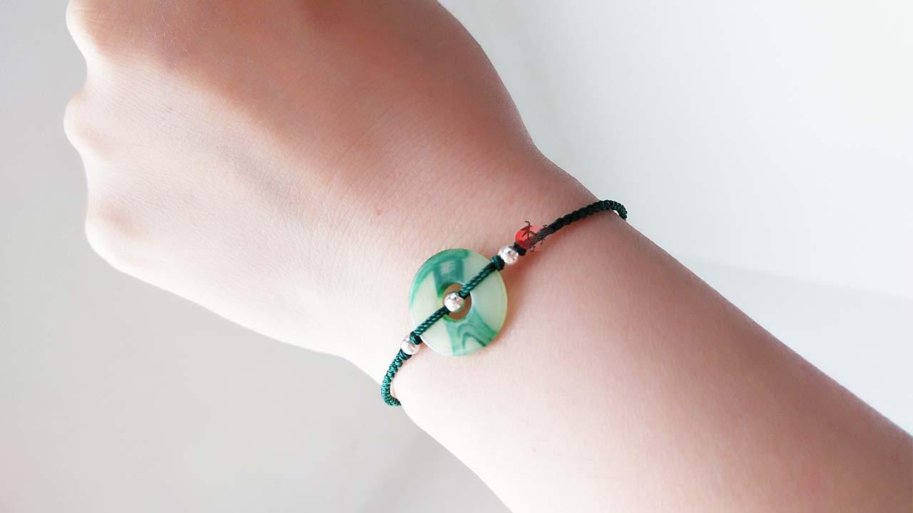 今天我们来教大家一款非常简单的平安扣手链,这款手链主要用到的单结