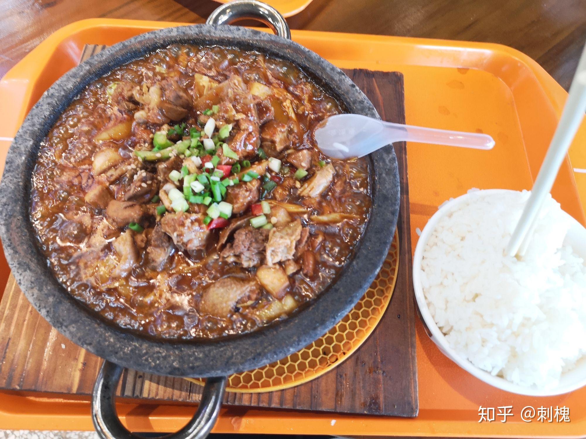 在武汉商学院里就餐是一种怎样的体验?有什么推荐的食堂和美食?