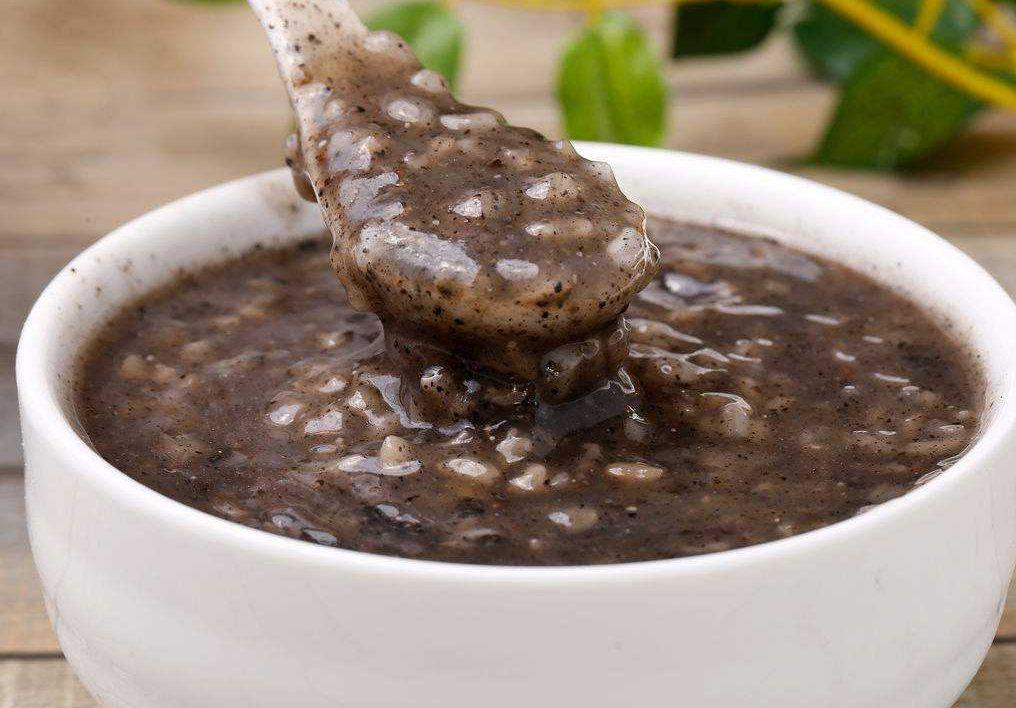 黑芝麻核桃粥补充富含蛋白质的食物7,盛出,切上几片大葱,放上几个枸杞