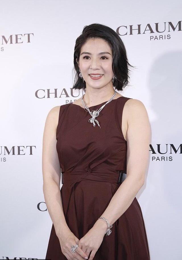 45岁杨采妮终于换短发,穿咖啡色无袖连衣裙像阔太,无奈手臂太粗 - 知乎