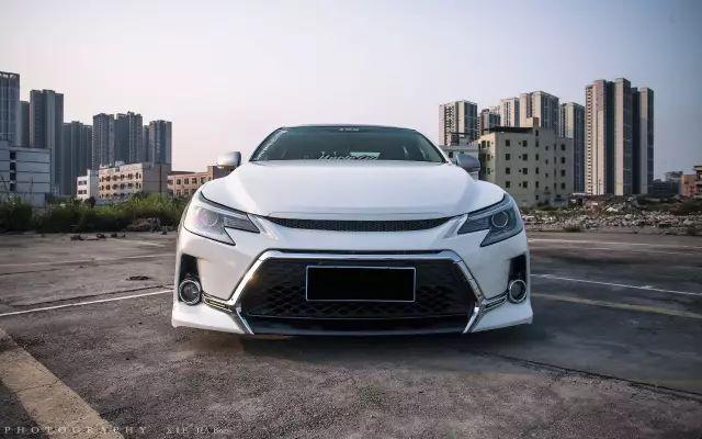 深圳车友的白色丰田锐志改装完之后竞技感十足