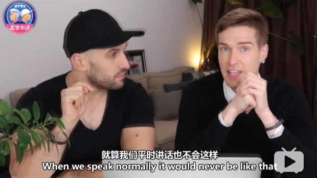 上图中的两位女士laura estelles和tushka bergen是kris chung的老