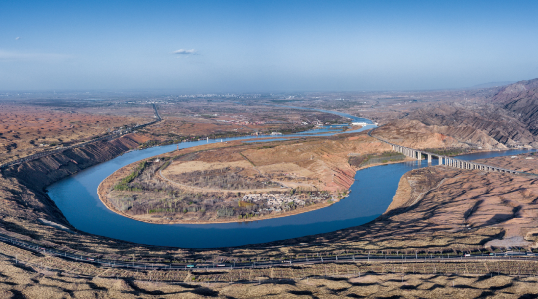 黄河宿集所在的大湾村,毗邻黄河,又与腾格里沙漠隔河相望.