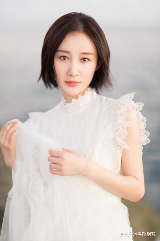 舒畅一身印花纱裙尽显温柔大方宛如人间仙子