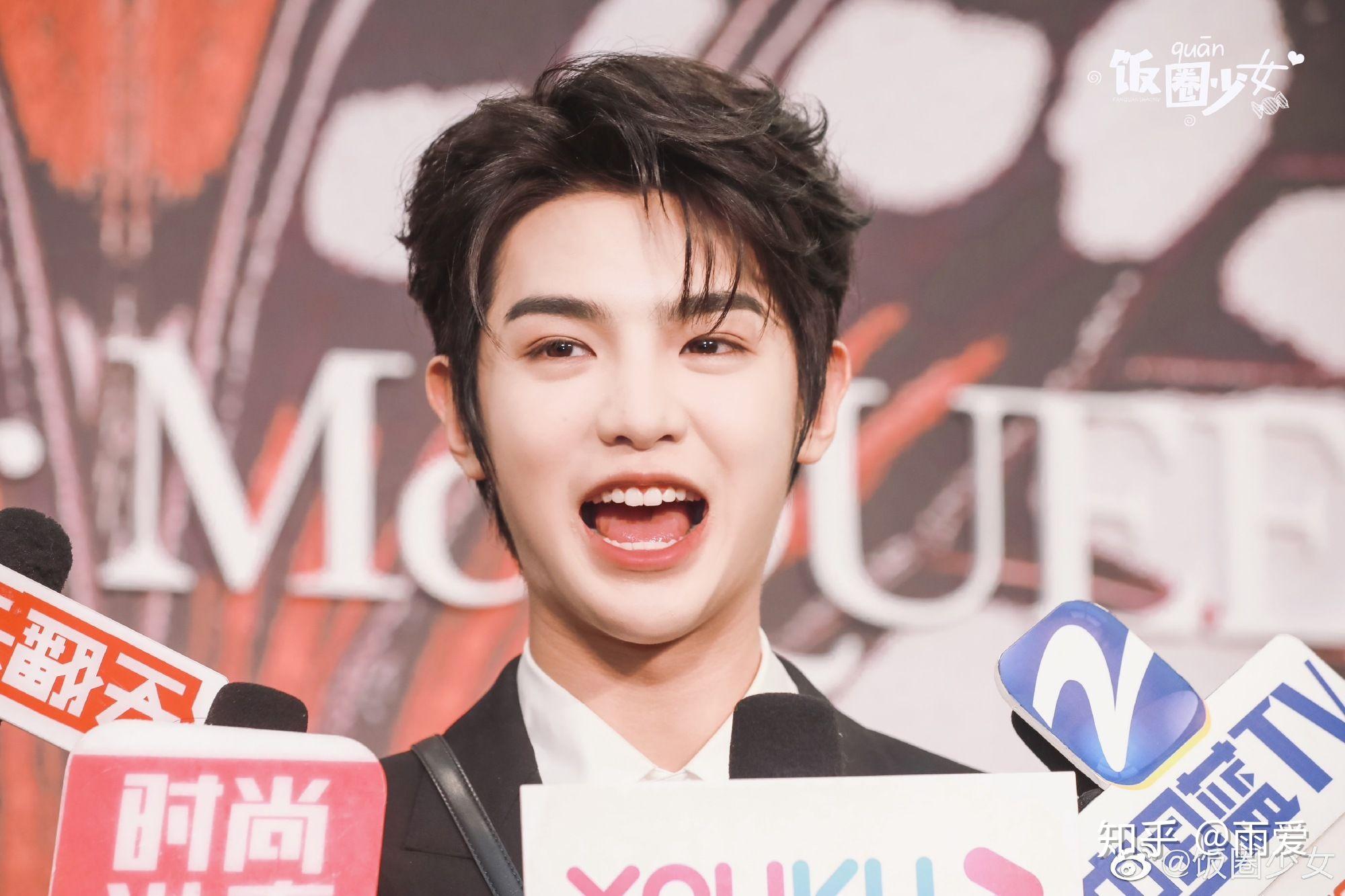 有没有黄明昊泰菲笑的图片