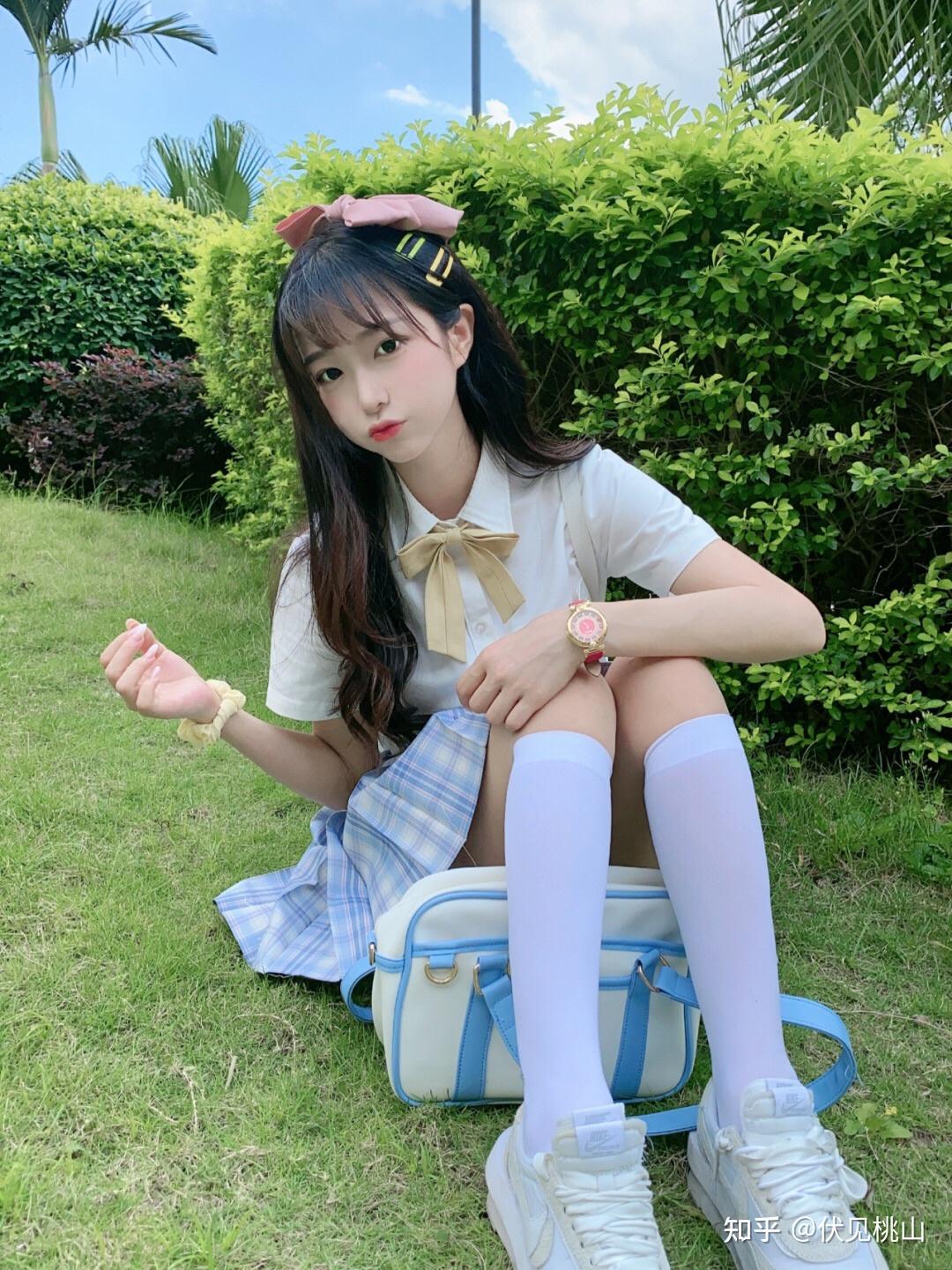 女生在校园穿着jk短裙时会搭配黑色丝袜嘛