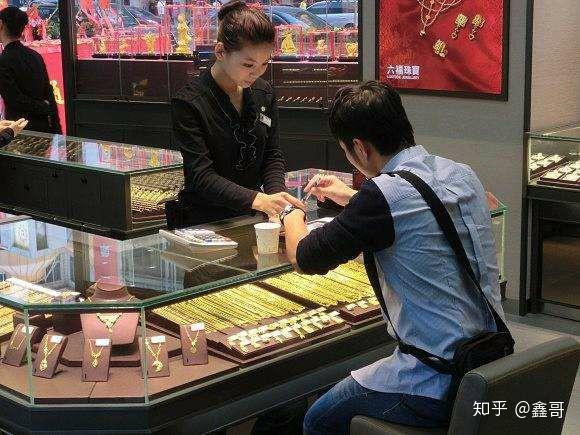 在超市当收银员好,还是在黄金店当营业员好? - 知乎