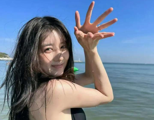 李凯馨泳装绝版身材热情似火顶不住