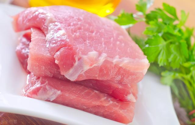 新鲜猪肉为淡红色或淡粉色,表皮肥肉部分呈有光泽的白色