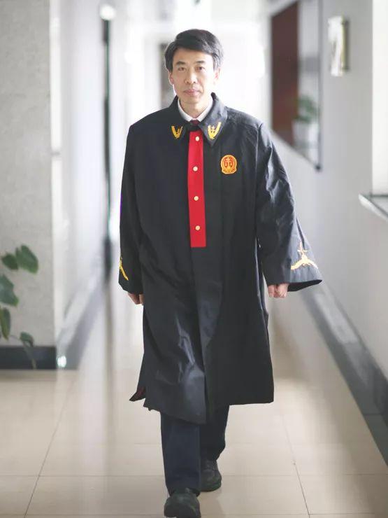 行走的"百科全书",是当事人心里耐心细致,秉公执法的吴
