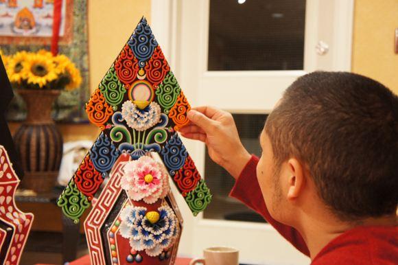 藏区有个习俗,一种物品叫"朵玛",就是一种拿酥油糌粑制作的"替代品".