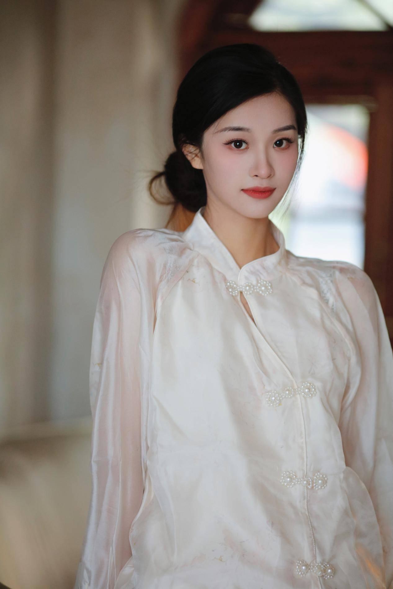 钟雯冠新剧《神隐》开播 傲娇仙君"碧云"上线