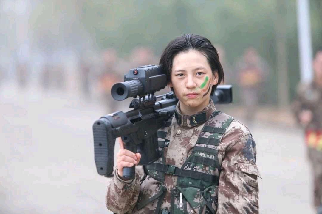 有那种特别好看特别帅可以当壁纸的军人人像图片吗