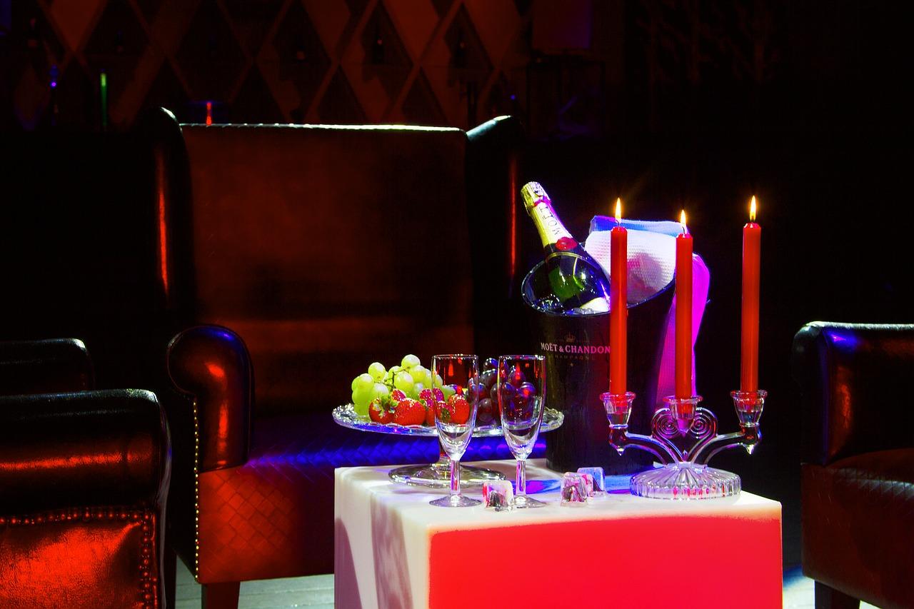 2. 品酒社交空间