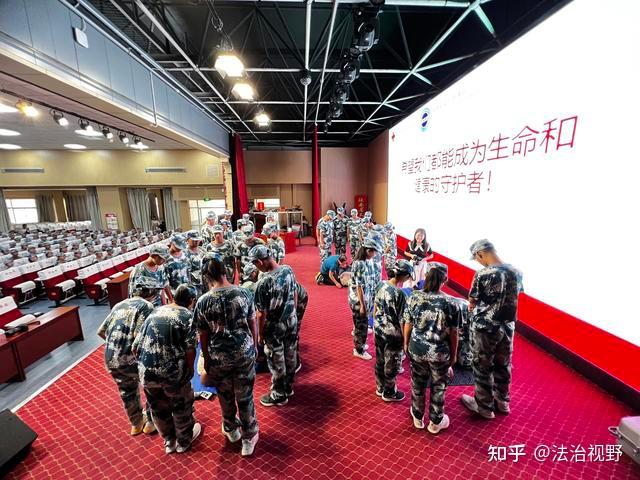 经与米脂县红十字会,米脂县蓝天救援队共同协商,米脂中学在新生军训中