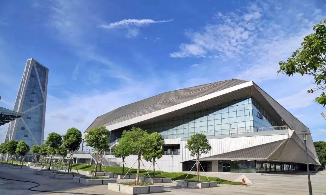 这个体育中心有一个科幻的飞船造型,似乎要载着我们去征服星辰大海