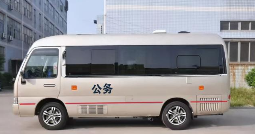 红旗高端公务车亮相红酒杯车标霸气v8发动机不输考斯特