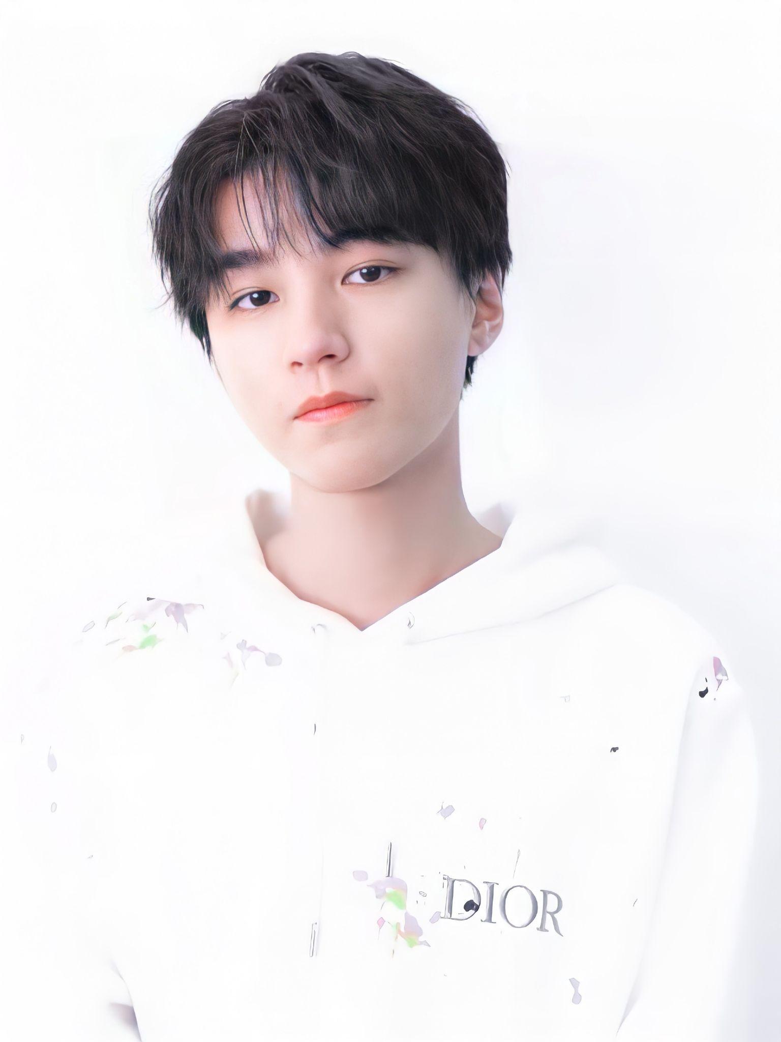 各位可以分享一下王俊凯的无水印绝美图片和语录吗?