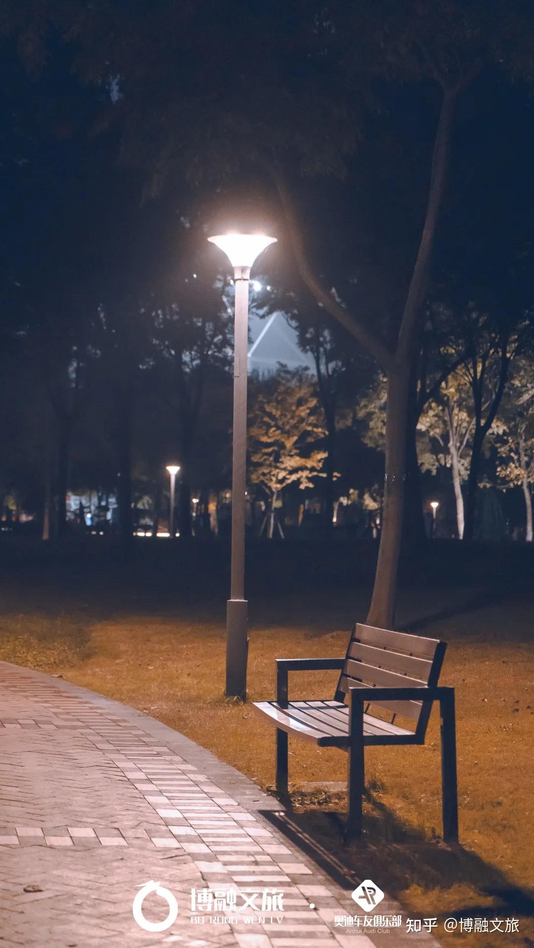 留给存有心事的夜晚.月下公园的长椅,那就出门散散步吧.