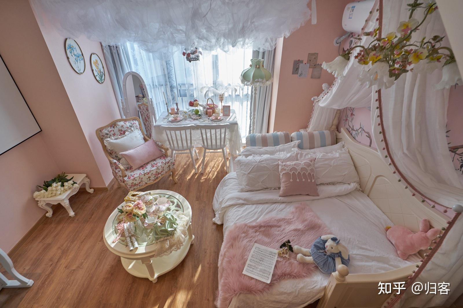 这个房间很有洛丽塔的风格,就是那种看起来繁复又华丽的风格,房间里也
